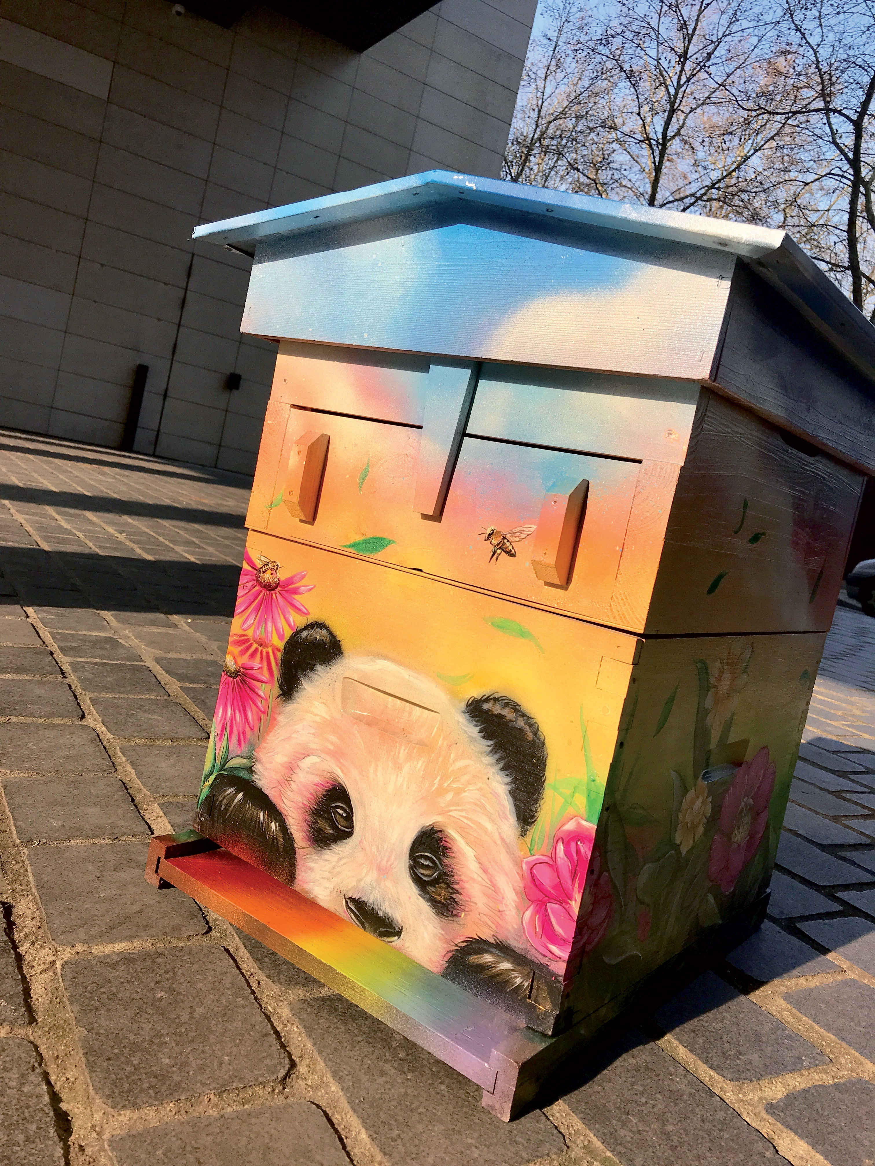 Urban beekeeping: street art and biodiversity